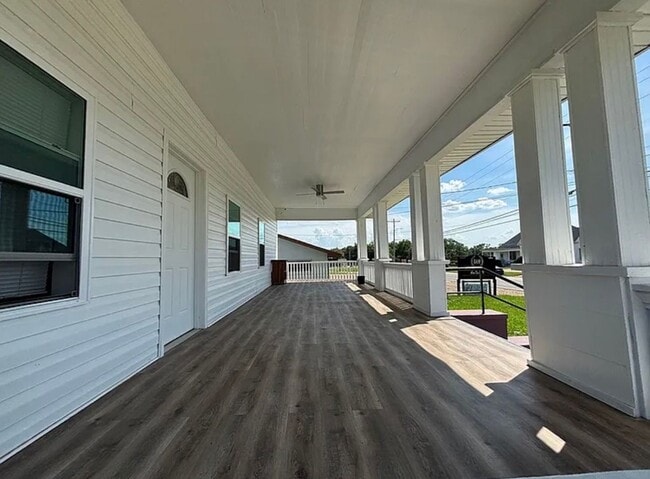 Building Photo - Large 4 Bedroom 4 bath house