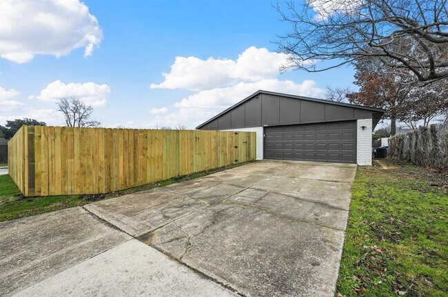 Building Photo - 4940 Watkins Dr