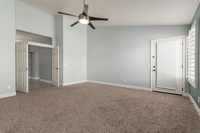 Building Photo - 4 bed 2 bath Stunner w/ Sparkling Pool