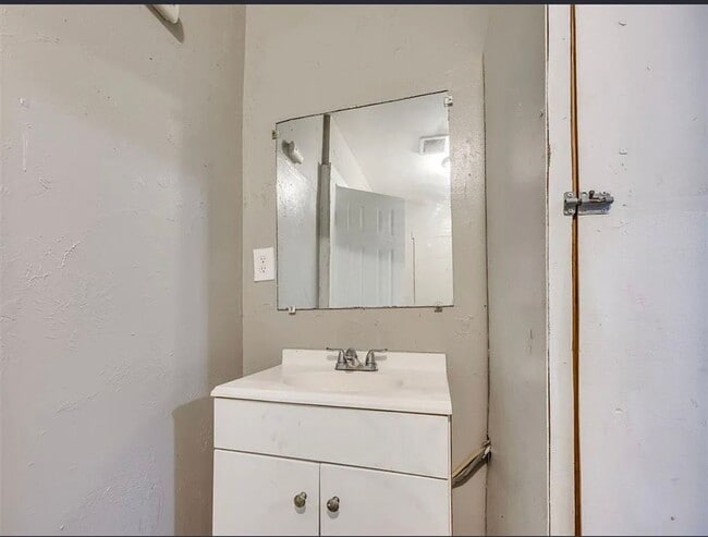 Building Photo - Charming Three Bedroom Home Located in OKC