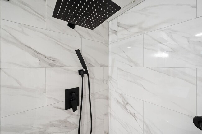 Building Photo - 1700 Crestpoint Dr