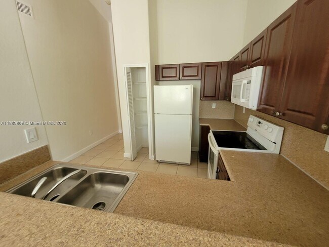 Building Photo - 2900 SE 17th Ave