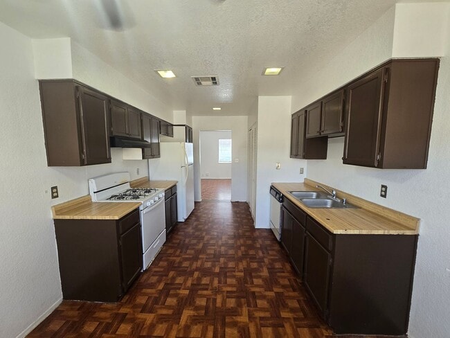 Building Photo - AFFORDABLE EASTSIDE DUPLEX