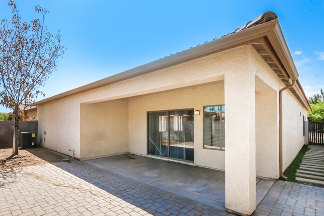 Building Photo - 926 E Madeline Dr