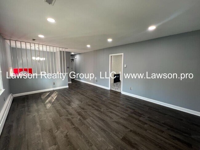 Building Photo - Very Nice & Spacious Home in Hidden Valley Neighborhood - Pet Friendly!