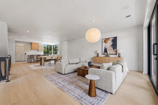 Building Photo - 1403 Barton Hills Dr