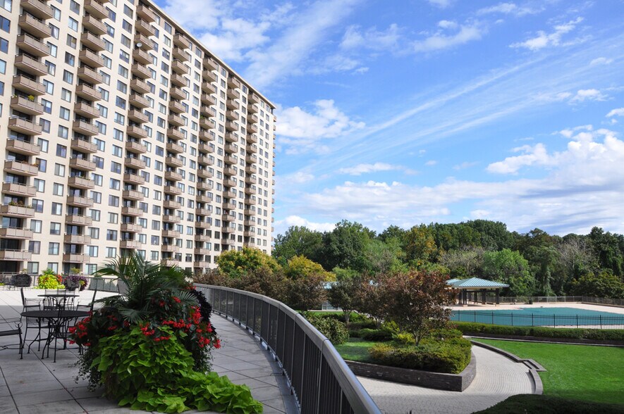 Building Photo - 5225 Pooks Hill Rd