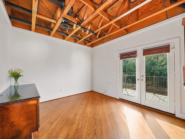 Building Photo - 907 Hartman St