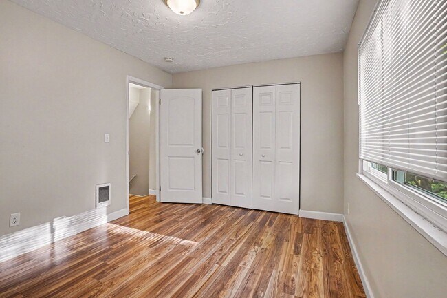 Building Photo - SUMMER MOVE IN SPECIAL- $300 off your move-in before July - $1075- 2 Bedroom Townhome off Westnedge