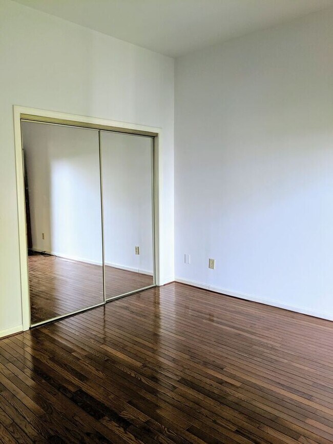Building Photo - Condo Rental in Great Asheville Location!
