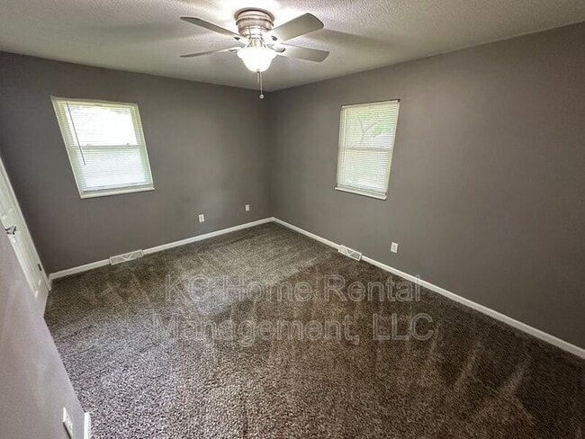 Building Photo - 424 NE Lakeview Dr