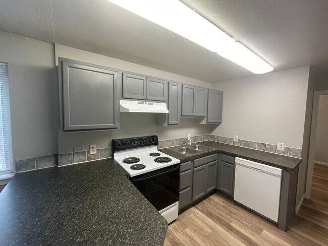 Building Photo - 316 E Brookside St