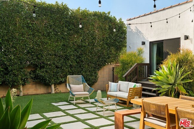 Building Photo - 1414 S Curson Ave