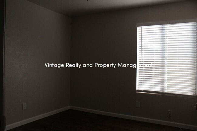 Building Photo - Recently Updated 3 Bedroom Home That Is Ready To Go!!!
