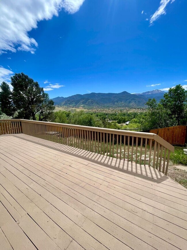 Building Photo - Furnished 3 bedroom/2bath close to Garden of the Gods