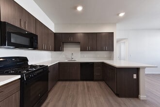 Building Photo - Lincoln Village Apartments