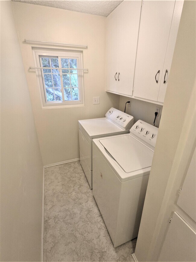 Building Photo - 1001 N Ave 67