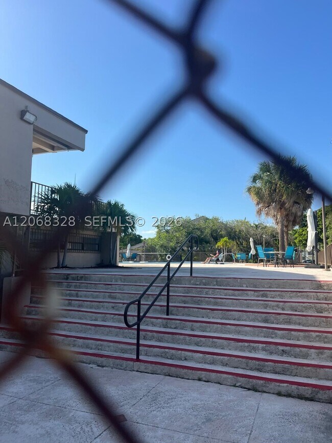 Building Photo - 9139 Fontainebleau Blvd