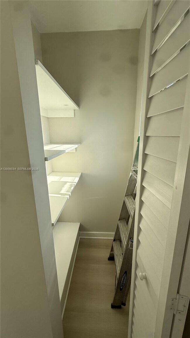 Building Photo - 534 SW 6th Ct