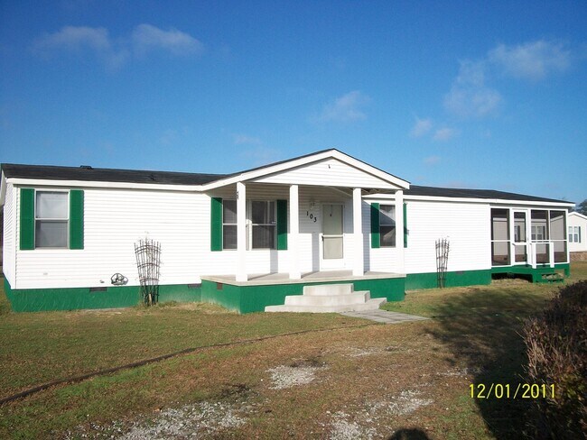 Building Photo - 3 bedroom, 2 bath, large bonus room, large covered porch, mobile home