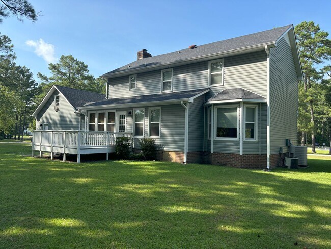Building Photo - Pretty on Pine Valley