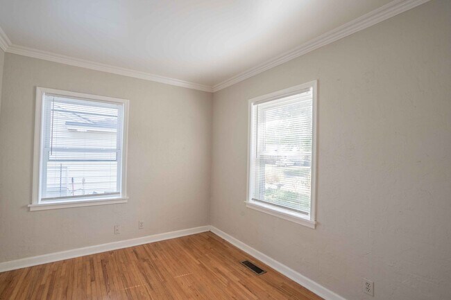Building Photo - 3 Bed | 2 Bath in Midtown!