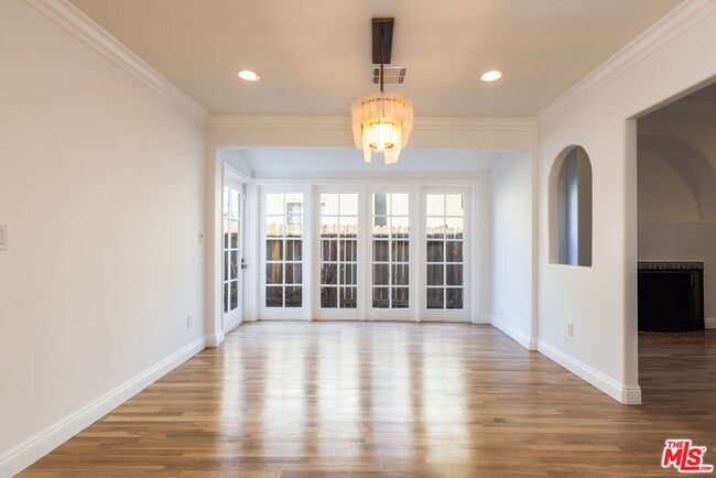 Building Photo - 1557 N Stanley Ave