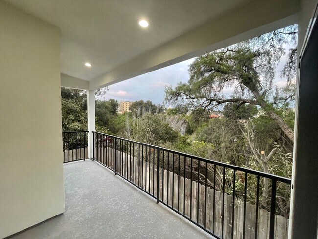 Building Photo - 4BD/2BA, Quick Walk to Campus!