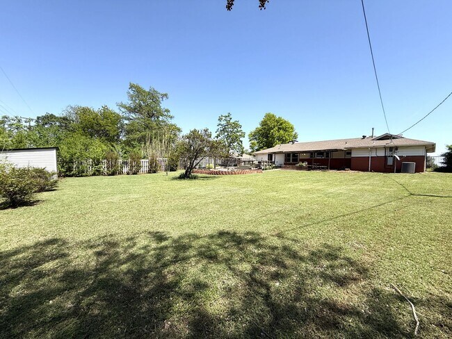 Building Photo - Timeless Comfort in Midwest City – 3BR Hom...