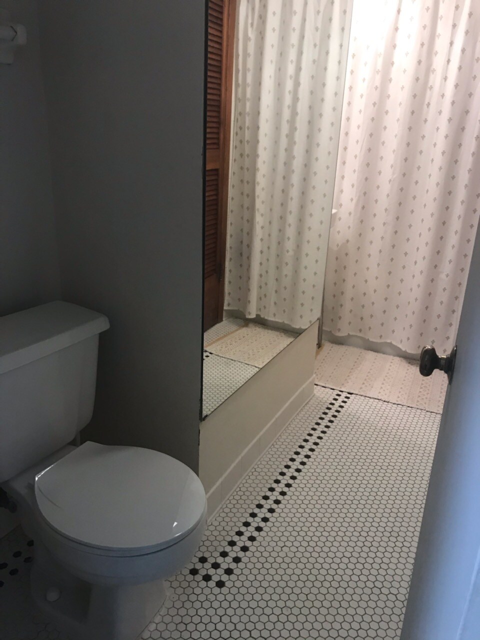 Shared Bathroom - 2514 Girard Ave S