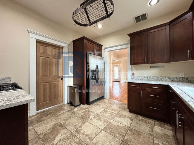 Building Photo - Charming Historic 3 Bedroom!