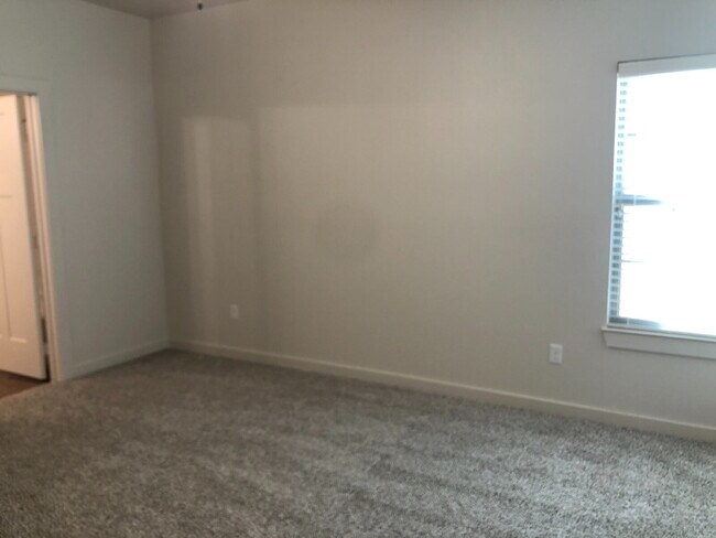 Building Photo - Beautiful well-maintained townhome