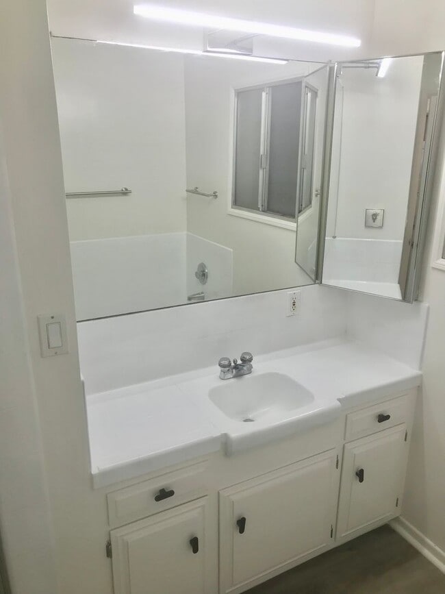 Building Photo - 3 Bed 2 Bath House