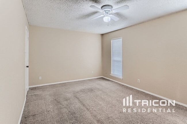 Building Photo - 1322 E Spring Valley Rd