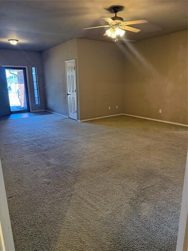 Building Photo - 400 S Castle Ridge Ln