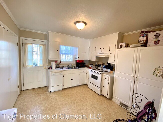 Building Photo - 2 br, 1 bath Room For Rent - 415 Lindsay Rd