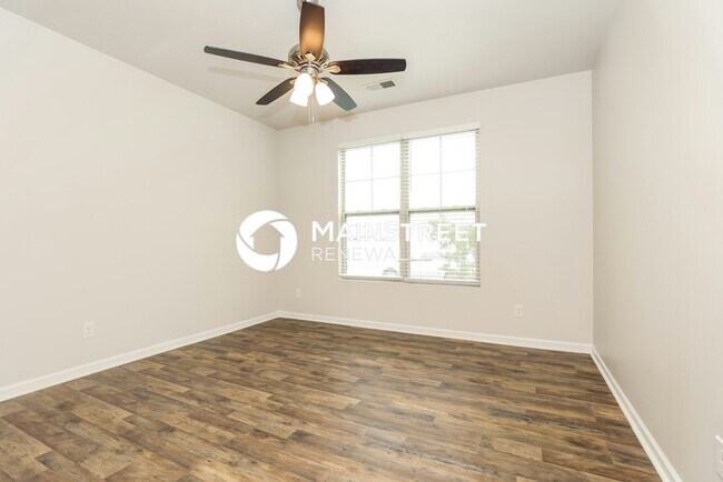Building Photo - 4 Bedroom Pet-Friendly Home in LEBANON, TN with Main Street Renewal