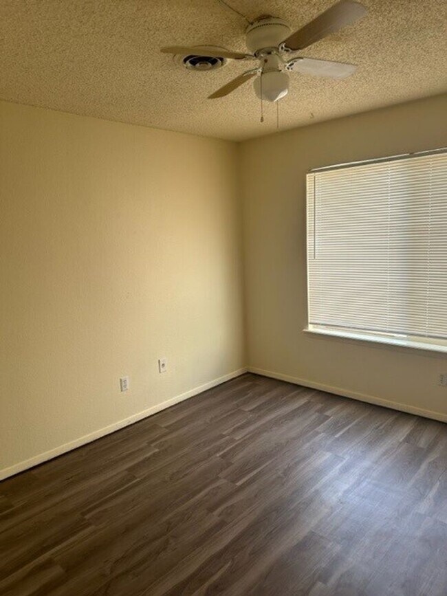 Building Photo - 2 Bed, 2 Bath Townhome