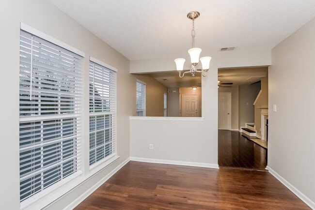 Building Photo - 1002 Great Falls Dr