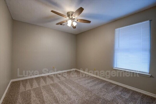 Building Photo - 1707 N Gleason Ave