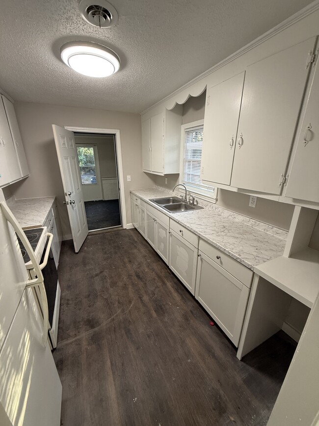 Building Photo - 411 Courson St