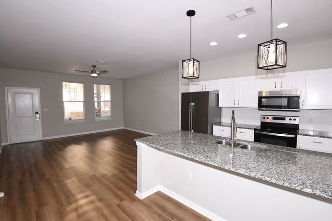 Building Photo - 4 Bed, 4.5 Bath in Rowandale