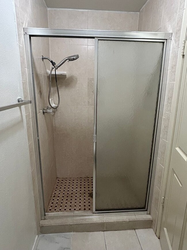 Building Photo - Spacious 2-bedroom with bonus room townhom...