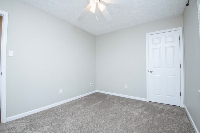 Building Photo - Knoxville 37922 - 3 bedroom, 2 bath with fenced-in yard - Call Susan Niedergeses (865) 300-4722