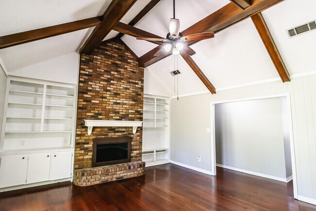 Building Photo - 703 Parker Dr
