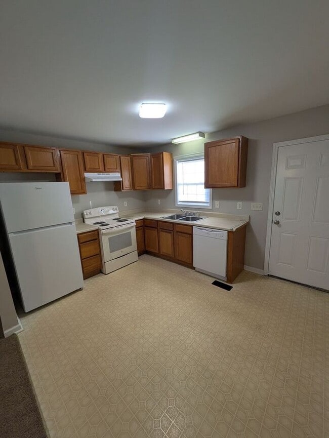 Building Photo - 2BD/1BA Duplex in Newton