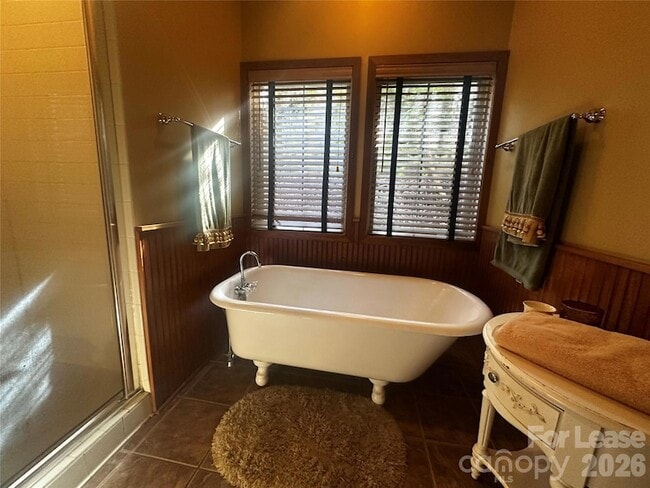 Building Photo - 300 Creekside Wy