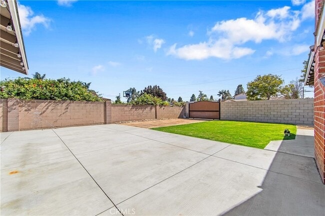 Building Photo - 5892 Meadowlark Dr