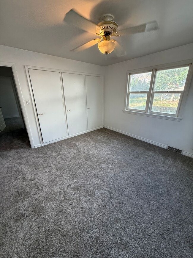 Building Photo - Cute Price Home