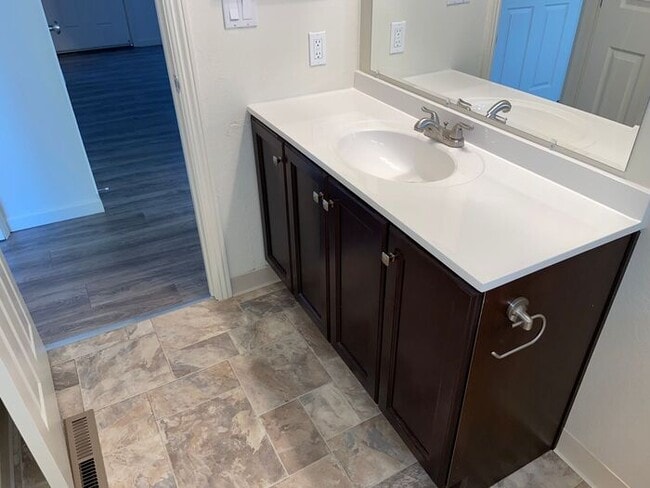 Building Photo - Reno Duplex - Garage, Dishwasher, Washer/Dryer, Central A/C